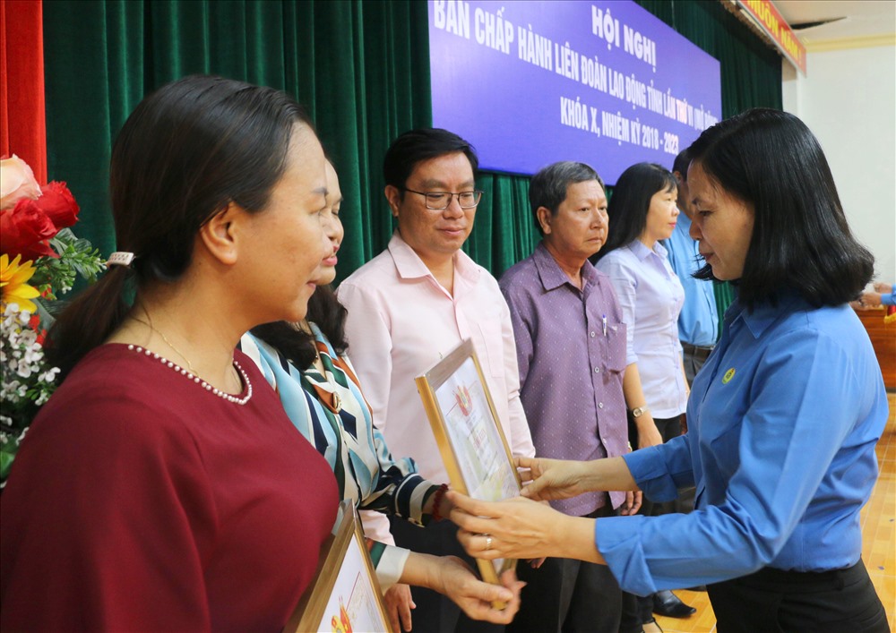 Phó Chủ tịch LĐLĐ An Giang Phan Thị Diễm tặng Bằng khen cho các cá nhân đạt thành tích xuất sắc năm 2019. Ảnh: LT