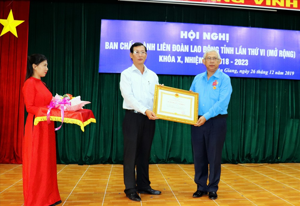 Chủ tịch LĐLĐ An Giang Nguyễn Thiện Phú đón nhận Huân chương Lao động hạng Nhì. Ảnh: LT