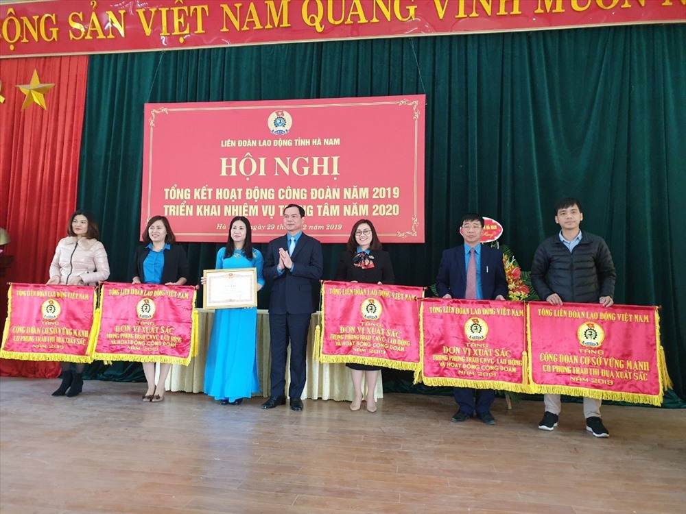 Đồng chí Nguyễn Đình Khang - Ủy viên Ban Chấp hành Trung ương Đảng, Chủ tịch Tổng LĐLĐVN  - trao Cờ thi đua xuất sắc cho các đơn vị.