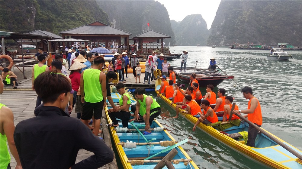 Du khách hào hứng xem đua thuyền rồng trên vịnh Hạ Long. Ảnh: Nguyễn Hùng