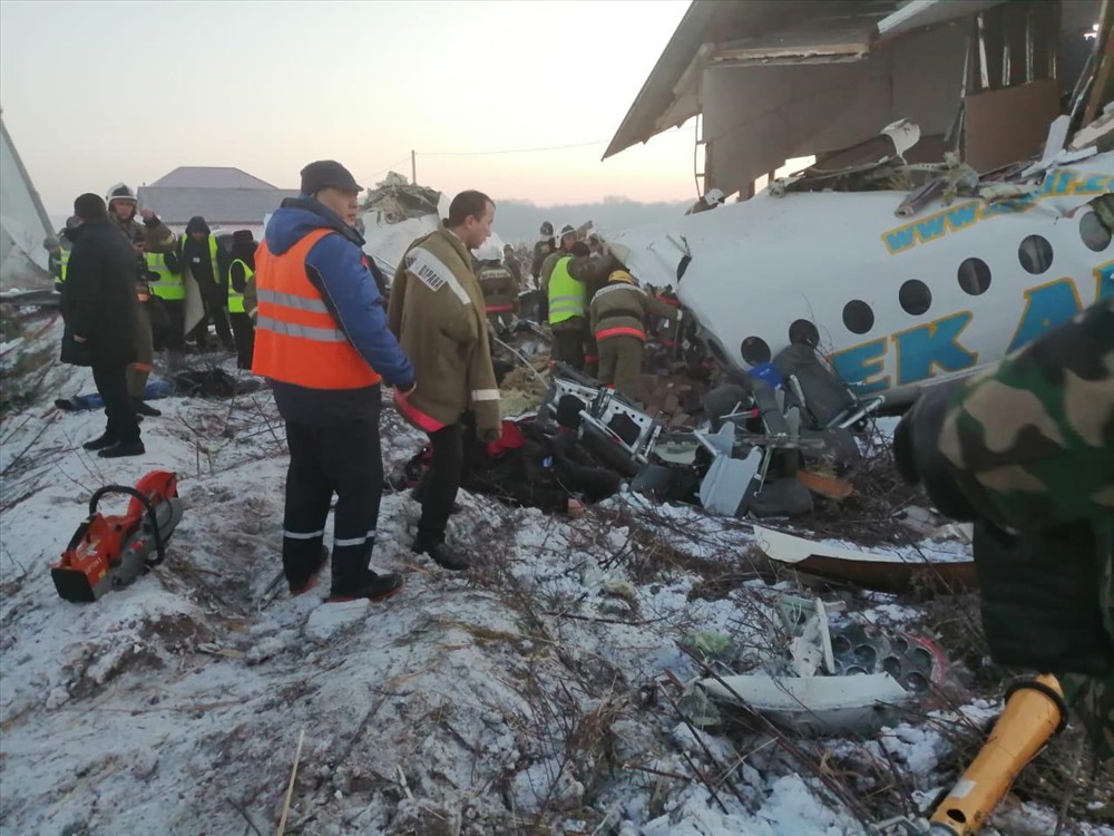 Hiện trường vụ máy bay của hãng hàng không Bek Air rơi sáng 27.12. Ảnh: Twitter.