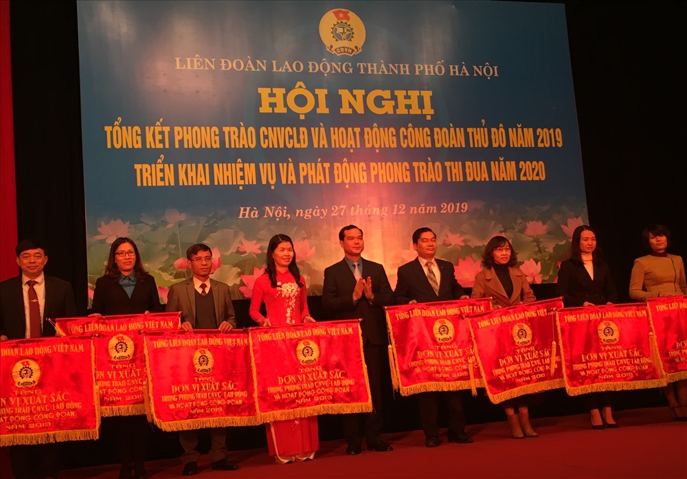 Chủ tịch Tổng LĐLĐVN Nguyễn Đình Khang trao tặng Cờ thi đua cho các tập thể. Ảnh: T.E.A
