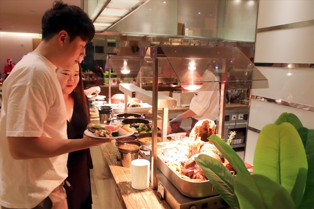 Du khách thưởng thức tiệc buffet tại Khách sạn Sheraton Nha Trang.