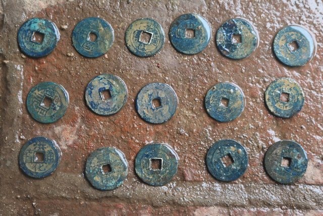 Bảo tàng Hà Tĩnh đang xác định niên đại của các đồng xu cổ mà người dân đào được ở xã Đức Lĩnh