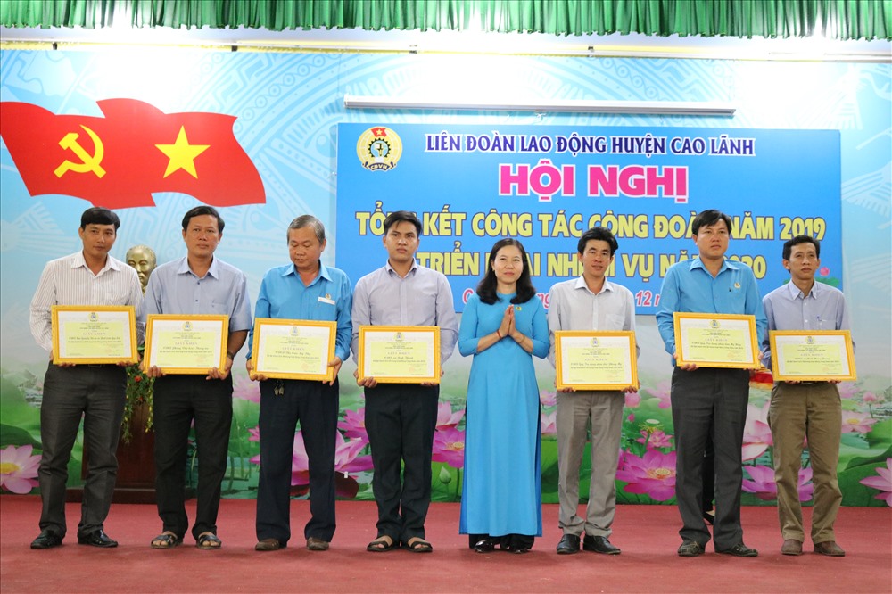 Đồng chí Phạm Thị Xuân Mai - Chủ tịch LĐLĐ huyện Cao Lãnh tặng giấy khen các tập thể và cá nhân tiêu biểu. Ảnh: Lan Ngô