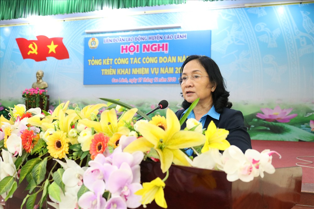 Đồng chí Nguyễn Thị Thu Ba - Phó chủ tịch LĐLĐ tỉnh Đồng Tháp phát biểu. Ảnh: Lan Ngô