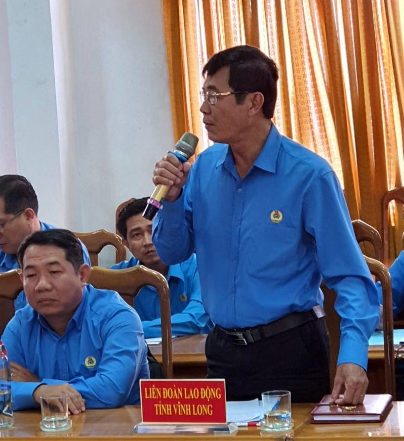 Chủ tịch LĐLĐ VĨnh Long Huỳnh Bá Long chia sẻ việc thu kinh phí công đoàn, BHXH (ảnh Nhật Hồ)