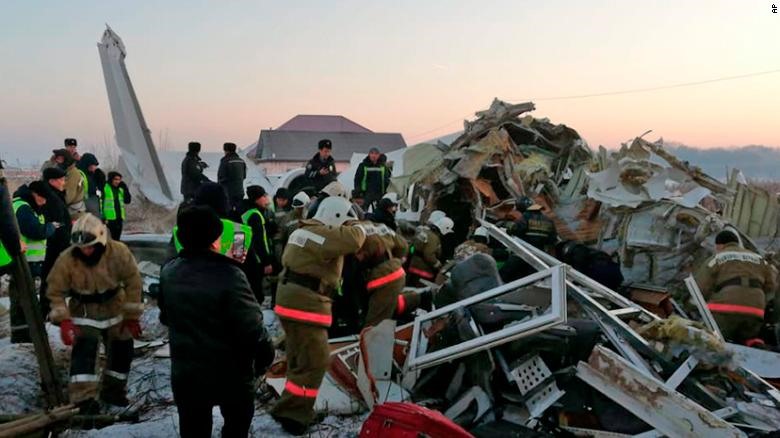 Nhân viên cứu hộ bắt đầu tìm kiếm nạn nhân. Chiếc máy bay chở 93 hành khách và 5 phi hành đoàn. Ảnh: Reuters