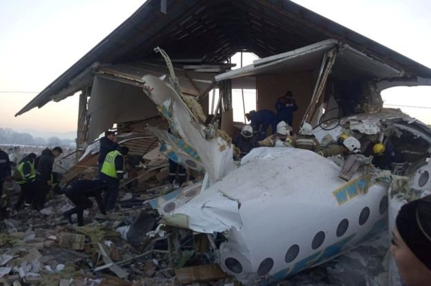 Phần mặt trước máy bay còn lại và các bộ phận khác  nằm rải rác xung quanh đống đổ nát những gì còn sót lại của ngôi nhà. Ảnh: Reuters
