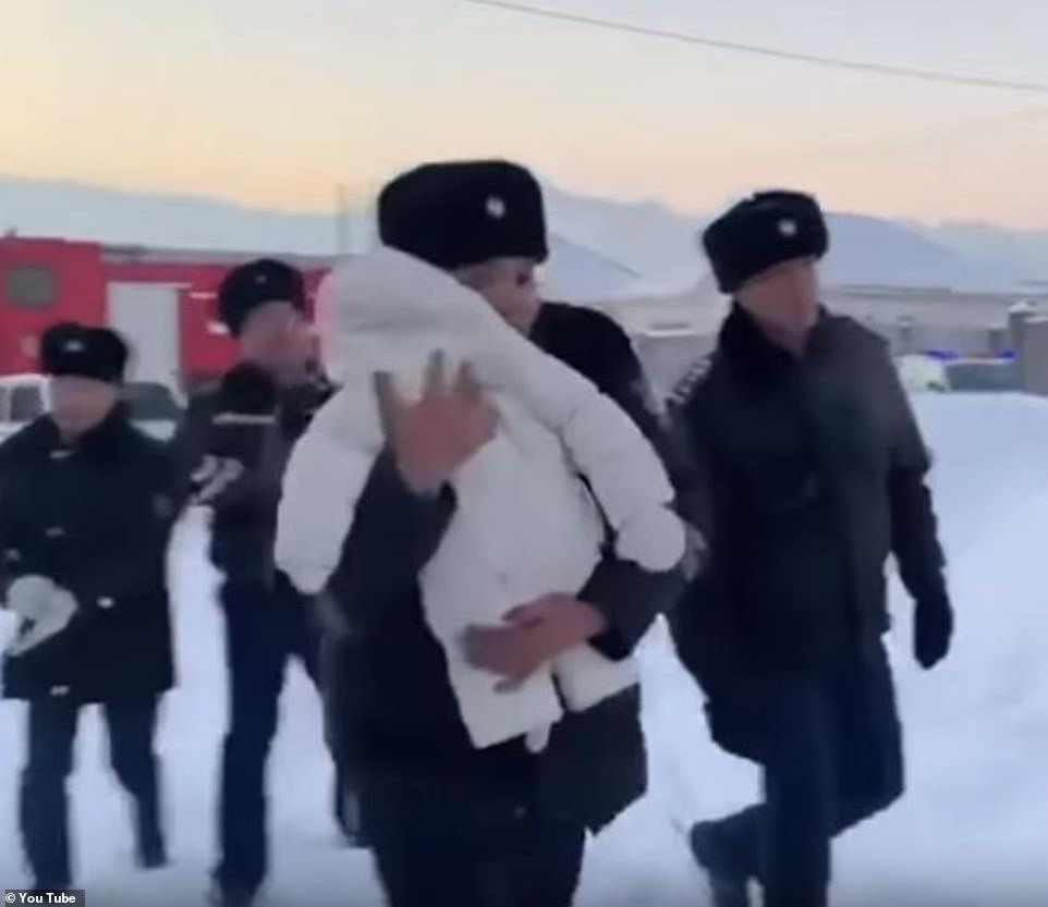 Em bé được cứu từ đống đổ nát vụ rơi máy bay ở Kazakhstan ngày 27.12. Ảnh: Mail.