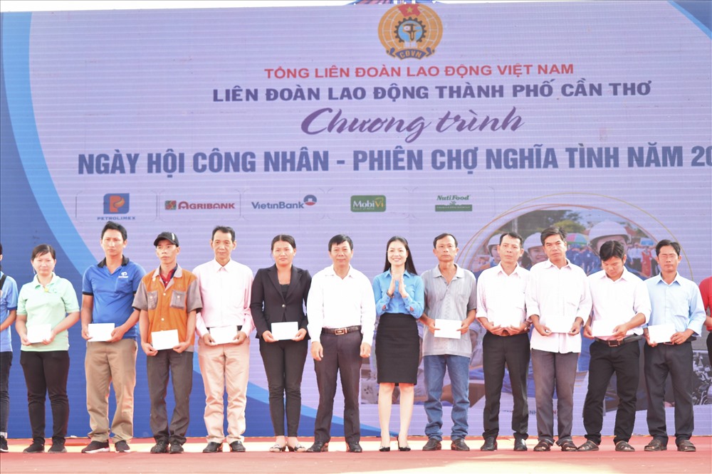 Hơn 3050 suất quà đã trao tới tay công nhân người lao động. Ảnh: Thành Nhân.