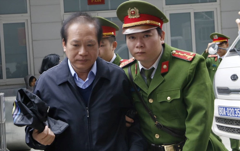 Cựu Bộ trưởng Trương Minh Tuấn bị dẫn giải vào phòng xử án để nghe tuyên án sáng nay.