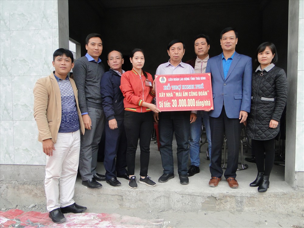 Lãnh đạo Liên đoàn Lao động tỉnh, doanh nghiệp, công đoàn công ty chúc mừng  đoàn viên Nguyễn Thị Lĩnh đã hoàn thiện ngôi nhà mới.