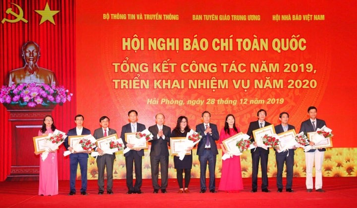 Ban Tuyên giáo Trung ương tặng bằng khen cho 9 cơ quan báo chí, trong đó có Báo Lao Động, do có thành tích xuất sắc trong năm 2019.