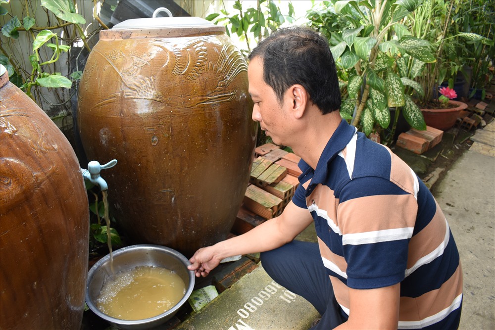 Ông Trần Thanh Lâm - Trường đoàn kiểm tra đi kiểm tra nguồn nước sinh hoạt của người dân tại thị trấn Rạch Gòi (huyện Châu Thành A, tỉnh Hậu Giang) Ảnh: Thành Nhân.