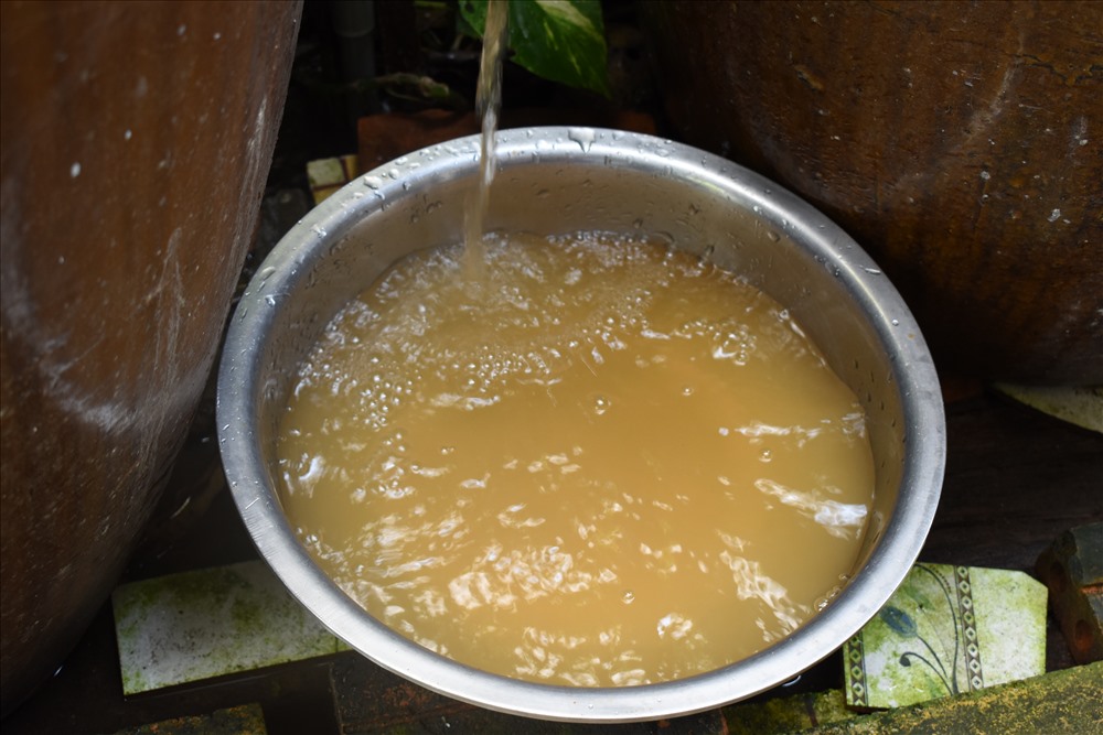 Nguồn nước màu vàng đục ghi nhận vào trưa ngày 28.12.2019. Ảnh: Thành Nhân.