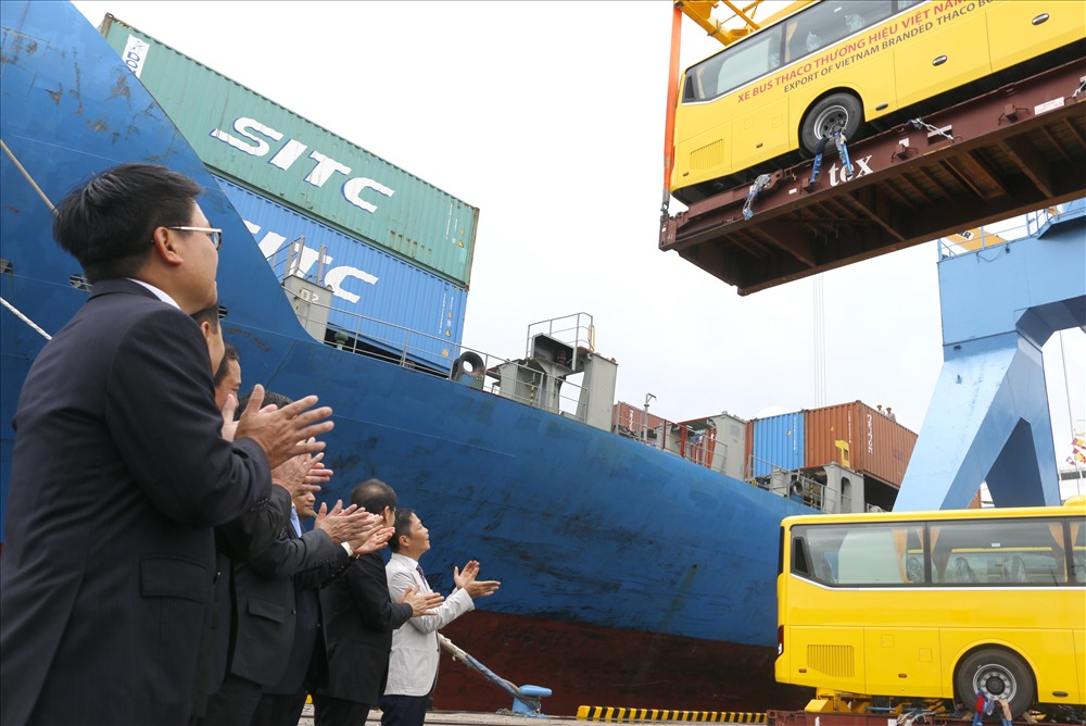 Ông Trần Tuấn Anh-Bộ trưởng Bộ Công Thương, chứng kiến lô hàng  xe bus THACO đầu tiên xuất khẩu sang  thị trường Philippines. Ảnh: Thanh Chung