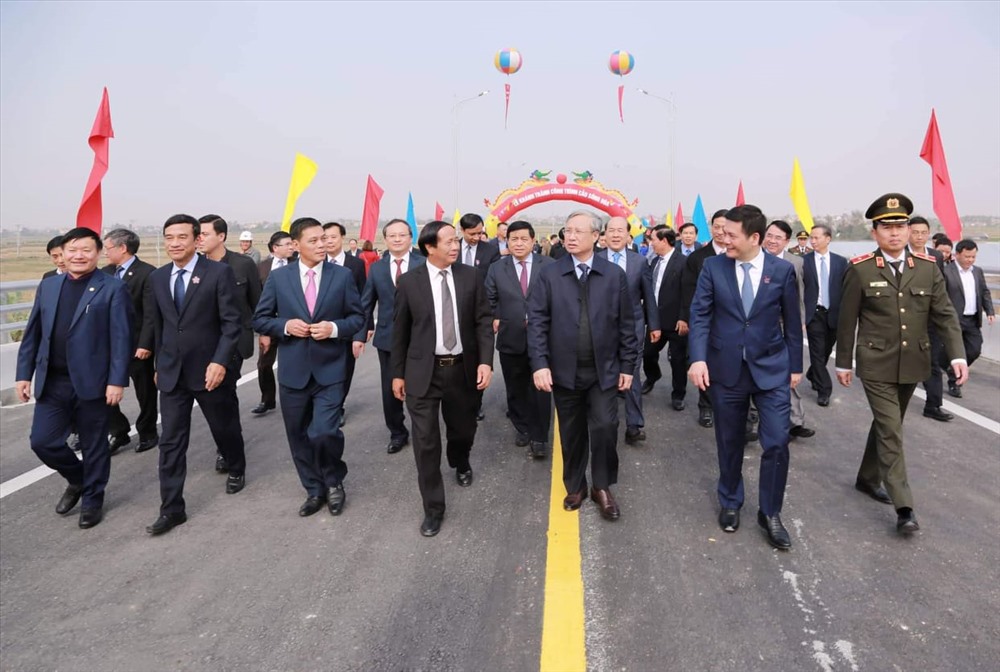 Các đồng chí lãnh đạo Trung ương, địa phương tham dự lễ khánh thành cầu sông Hóa nối 2 tỉnh, thành phố Hải Phòng - Thái Bình.