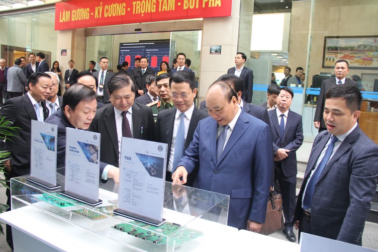 Thủ tướng Chính phủ Nguyễn Xuân Phúc và các đại biểu tham quan các sản phẩm trưng bày bên lề Hội nghị. Ảnh: Mic.gov.vn