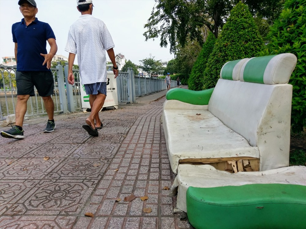Những ngày cuối năm này, dọc bờ kênh Nhiêu Lộc - Thị Nghè (quận Bình Thạnh) trở thành nơi chứa các loại rác cồng kềnh. Người dân quẳng luôn cả những chiếc ghế sofa cũ ngay lối đi tập thể dục dọc kênh Nhiêu Lộc - Thị Nghè.