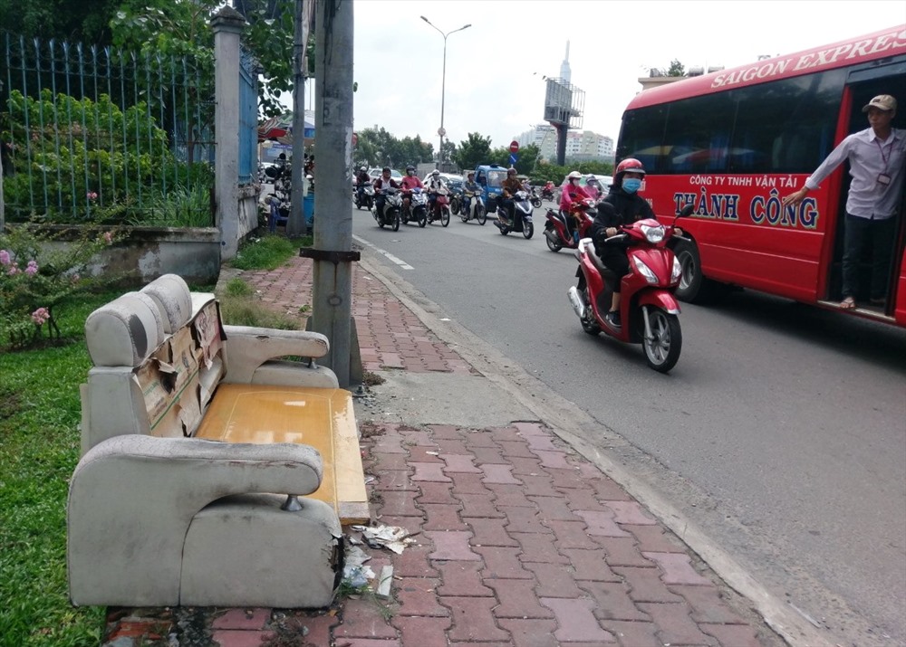 Nói về nguyên nhân người dân mang rác cồng kềnh ra kênh Nhiêu Lộc – Thị Nghè vứt, bà Oanh, hộ dân sống gần kênh cho rằng:  “Cuối năm người dân dọn nhà muốn bỏ một chiếc tủ nhỏ cũng phải mất gần 250.000 đồng, đồ dùng lớn hơn như sofa thì phải trả 400.000 đồng. Nhiều người tiếc tiền nên phải tìm người cho, nếu không thì phải mang ra vệ đường bỏ đó để ai cần thì lấy“.