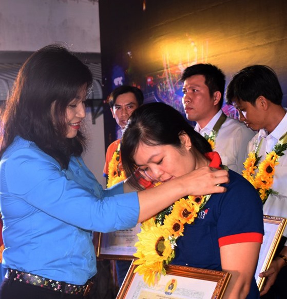 Bà Thái Quỳnh Mai Dung - Trưởng ban Đối ngoại Tổng Liên đoàn Lao động Việt Nam - trao hoa chúc mừng người lao động có thành tích xuất sắc,.. Ảnh: Thành Nhân