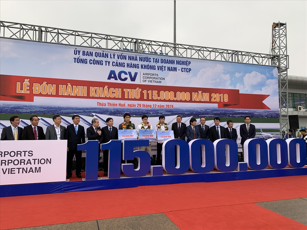 Bộ trưởng bộ GTVT chào đón vị khách thứ 115 triệu của ngành hàng không. Trong năm 2019, ngành hàng không sẽ đạt con số 116 triệu hành khách. Ảnh KH