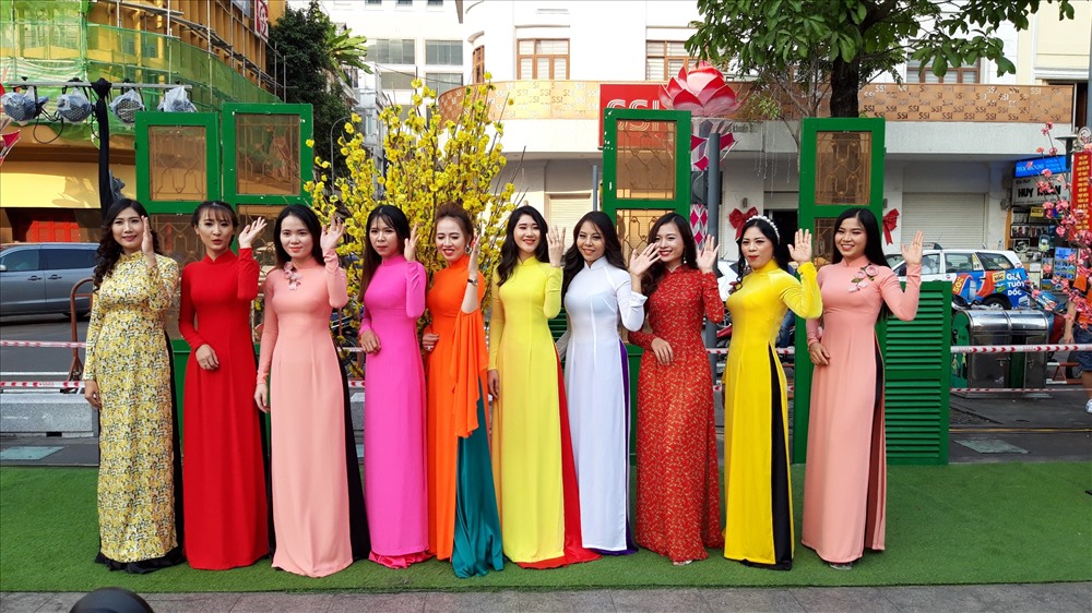 Dàn người mẫu xinh đẹp tham gia chương trình văn nghệ trên phố đi bộ Nguyễn Huệ. Ảnh TK.