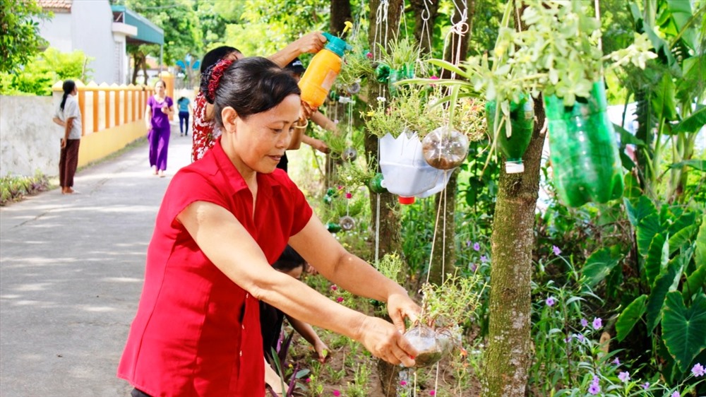 Hội Liên hiệp Phụ nữ tỉnh Ninh Bình và các hội viên phát động trồng hoa, cây cảnh trong vỏ chai nhựa đã qua sử dụng. Ảnh: NT