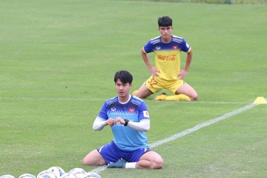 2. Park Sung-gyun (sinh năm 1990) là huấn luyện viên thể lực của đội tuyển U23 Việt Nam. Sở hữu ngoại hình ấn tượng, gương mặt ưa nhìn, Sung-gyun từng tạo nên “cơn sốt” khi mới gia nhập ban huấn luyện các đội tuyển Việt Nam.