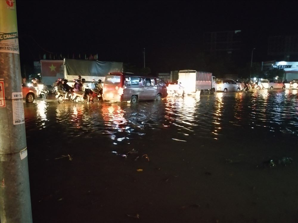 Đoạn Quốc lộ 1 qua Vĩnh Long bị ngập sâu trong đợt triều cường cuối tháng 10.2019. Ảnh: K.Q