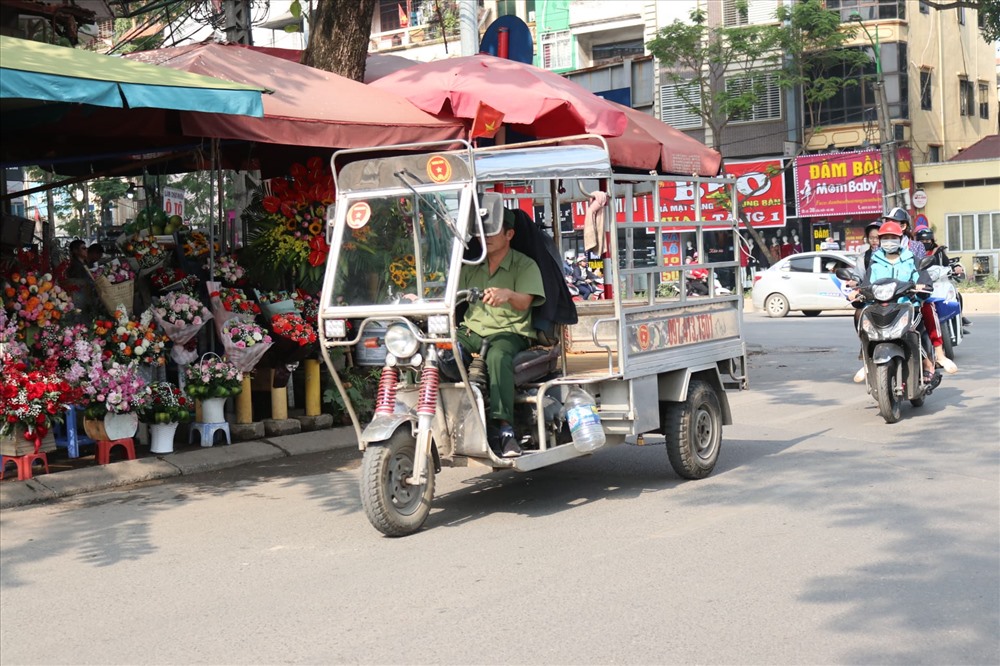 Ông Trần Văn Tuấn mong muốn có giải pháp hỗ trợ khi cấm xe ba bánh. Ảnh: Lan Nhi