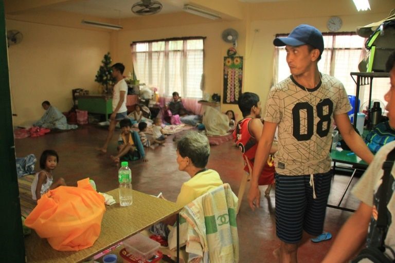 Cư dân trong một lớp học được sử dụng làm nơi trú ẩn tạm thời ở thành phố Legaspi, tỉnh Albay, phía nam Manila. Ảnh: AFP.