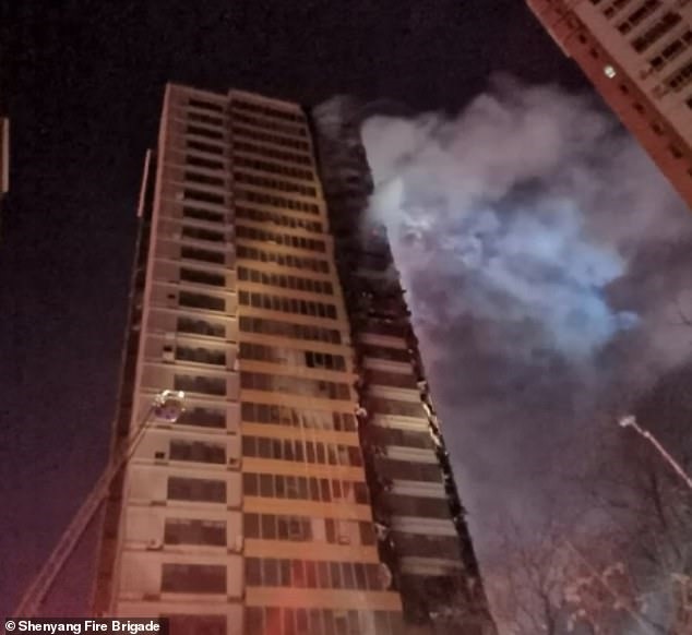 Tòa nhà 25 tầng cháy đêm 2.12. Hỏa hoạn được khống chế sau đó khoảng 2 tiếng. Ảnh: Mail.