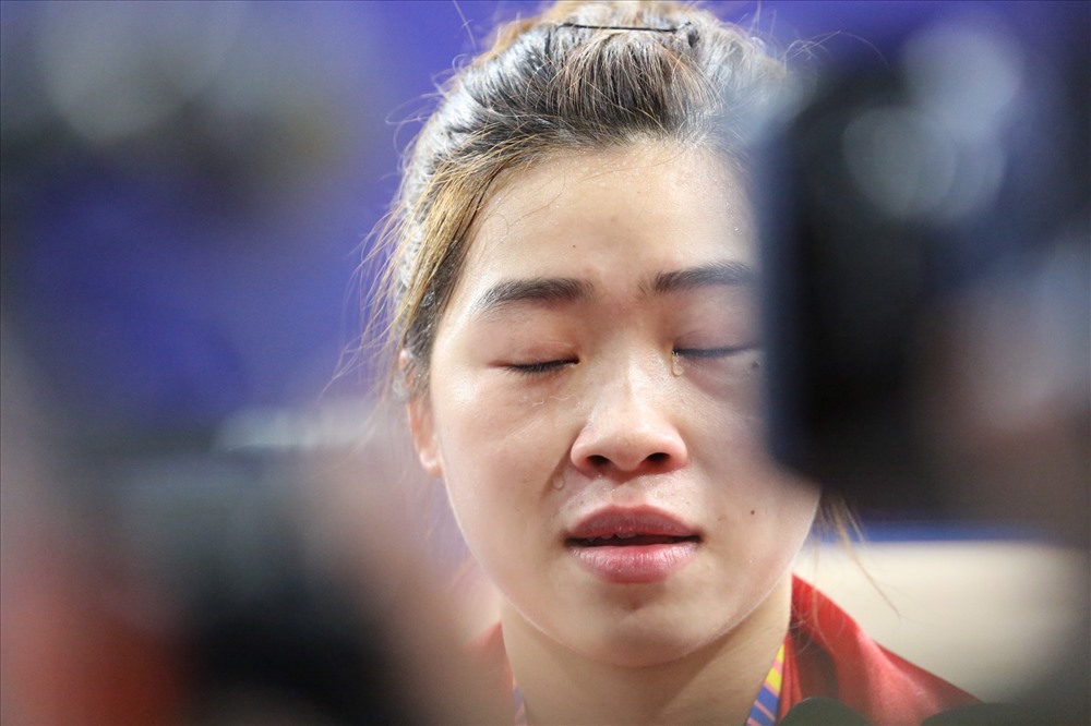 Những giọt nước mắt hạnh phúc của nhà vô địch SEA Games nội dung cử tạ. Ảnh: Hoài Thu