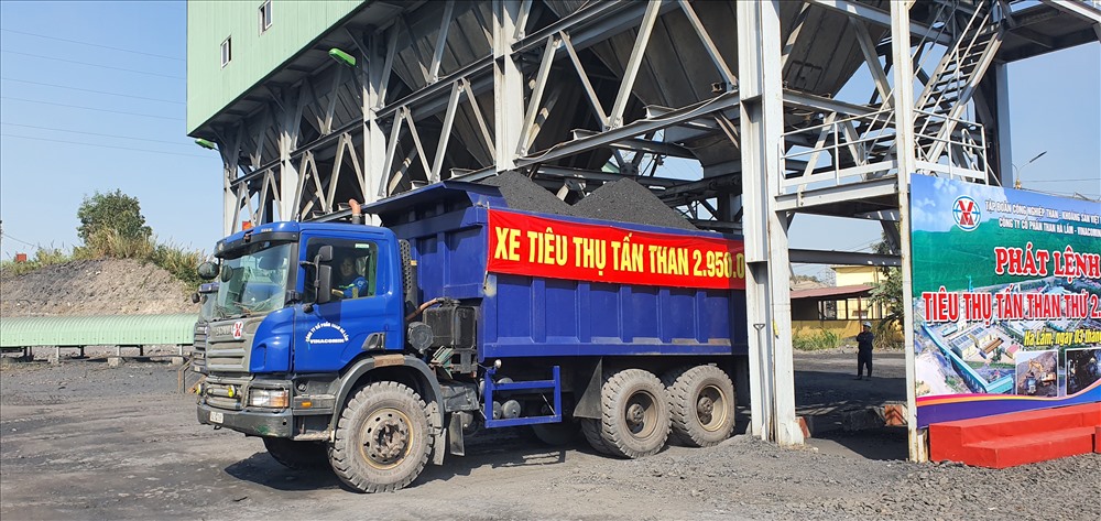 Chuyến xe chở tấn than thứ 2.950.000 tấn đi tiêu thụ cũng diễn ra đồng thời ngay trong sáng ngày 3.12 ở Cty than Hà Lầm- TKV