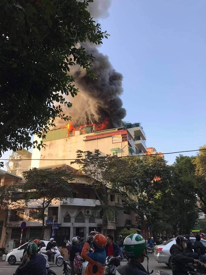 Hiện trường vụ cháy tại một quán karaoke phố Thi Sách. Ảnh: Mai Thị Thanh Hiên