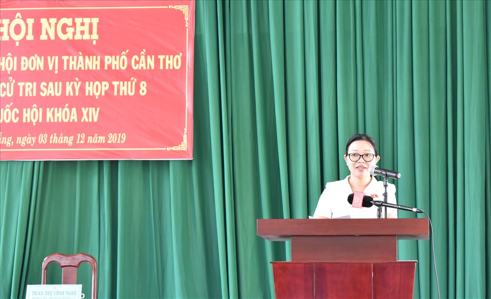 Bà Trần Thị Vĩnh Nghi - Ủy viên Uỷ ban Văn hoá, Giáo dục, Thanh niên, Thiếu niên và Nhi đồng của Quốc hội báo cáo với cử tri sau kỳ hợp thứ 8 Quốc hội khóa XIV. Ảnh: Thành Nhân.