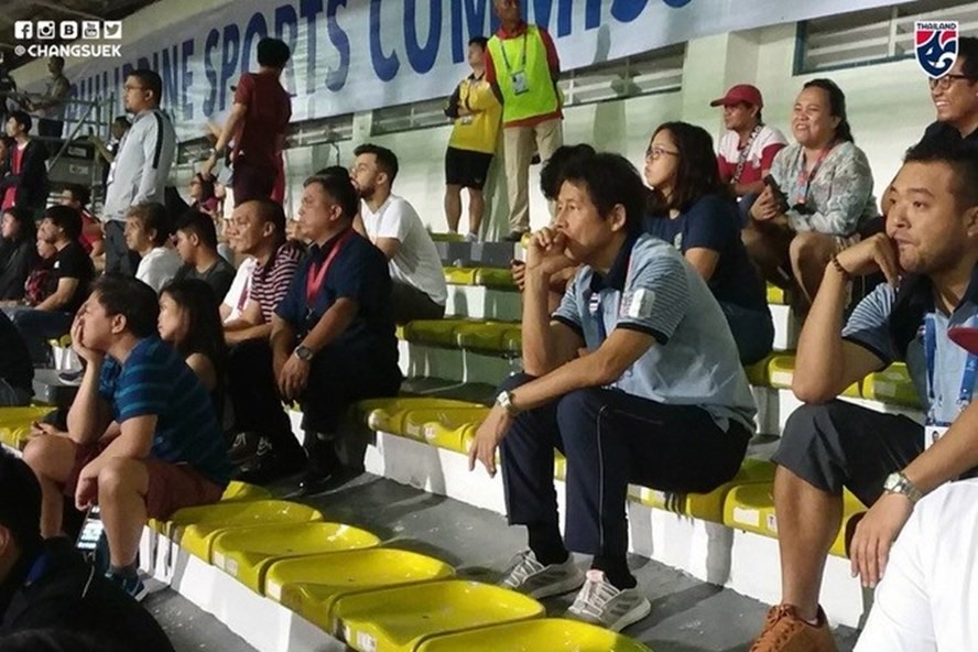 HLV Nishino đích thân “trinh thám” trận đấu giữa U22 Việt Nam và U22 Indonesia để có được sự chuẩn bị tốt nhất. Ảnh: FAT