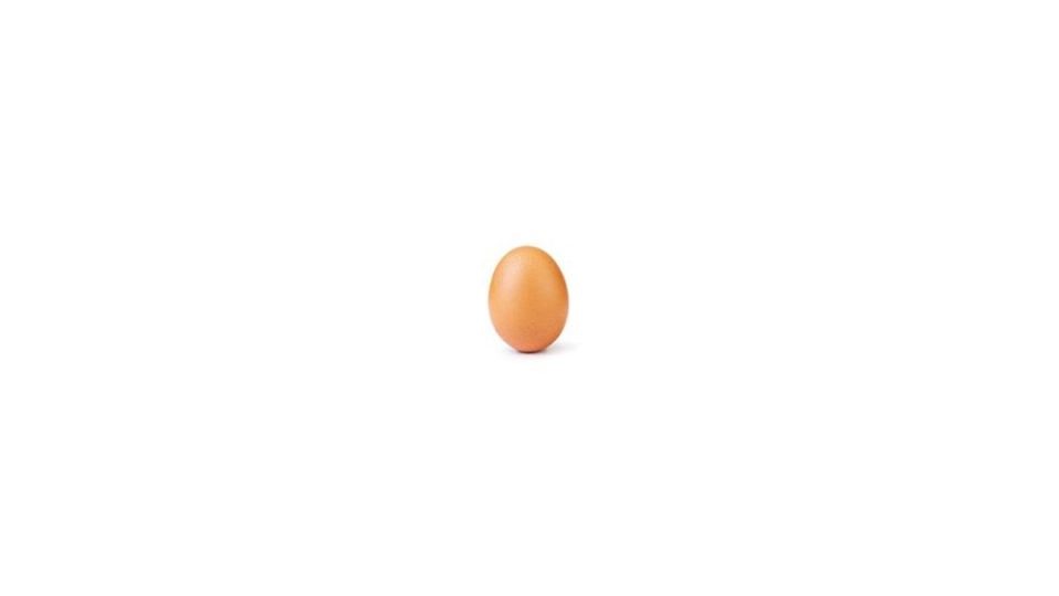 Tháng 1.2019 đã ghi nhận kỉ lục về một quả trứng vỡ. Ngày 4.1,  trên trang Instagram Egg  phá kỷ lục thế giới về số lượt yêu thích nhất trên Instagram khi có sự xuất hiện của một quả trứng vỡ. Có rất nhiều người đặt câu hỏi: “Tại sao lại là quả trứng?” và nghệ sĩ Godfrey giải thích: “Một quả trứng không có giới tính, chủng tộc hay tôn giáo. Một quả trứng là một quả trứng, nó mang tính chất toàn cầu“. Ảnh: World Reacord Egg
