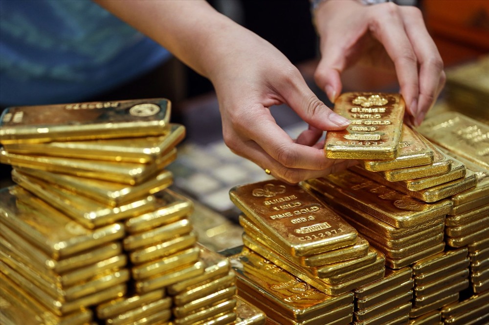 Giá vàng được dự báo sẽ tăng mạnh chọc thủng mốc 1.600 USD/ounce trong năm 2020. Ảnh TL