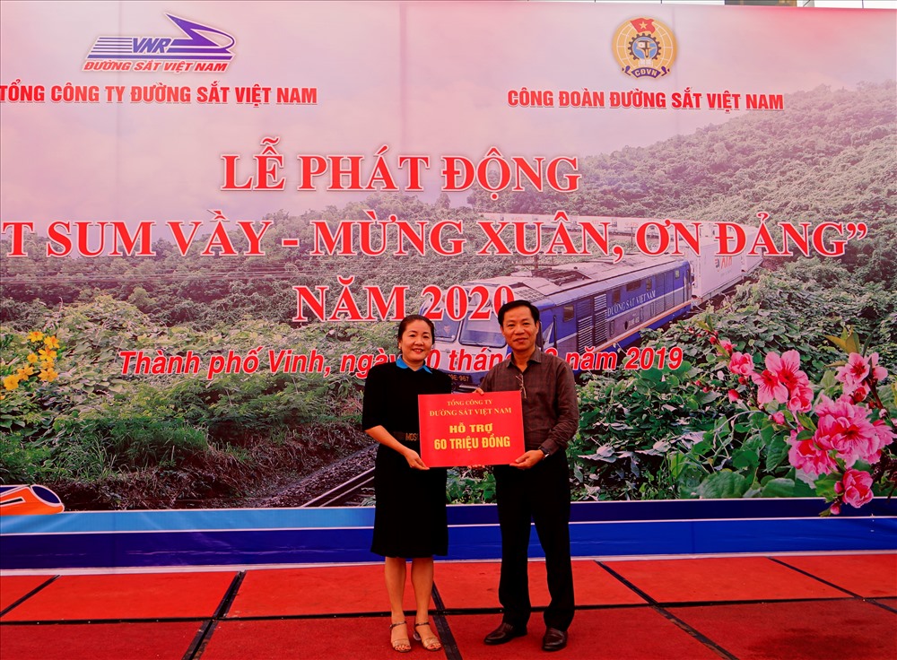 Tổng Công ty Đường sắt Việt Nam tặng 60 triệu đồng cho 2 trường học ở Nghệ An. Ảnh: QĐ