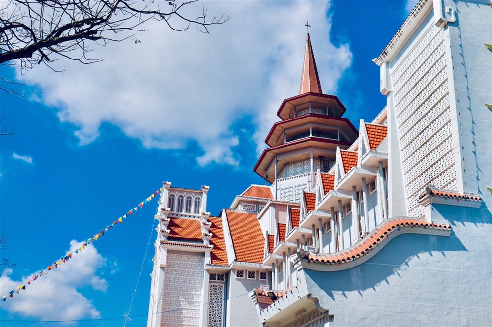 Tuy mang hơi hướng Phương Tây trong kiến trúc, nhưng do thiết kế bởi người Việt Nam, nên vẫn mang nhiều nét truyền thống. Điển hình như mái ngói lợp bằng đất nung. Hay ngay giữa nhà thờ, tháp chuông có hình bát giát, cao vút vươn thẳng lên trời: gồm ba tầng với mái giật cấp, xòe rộng.