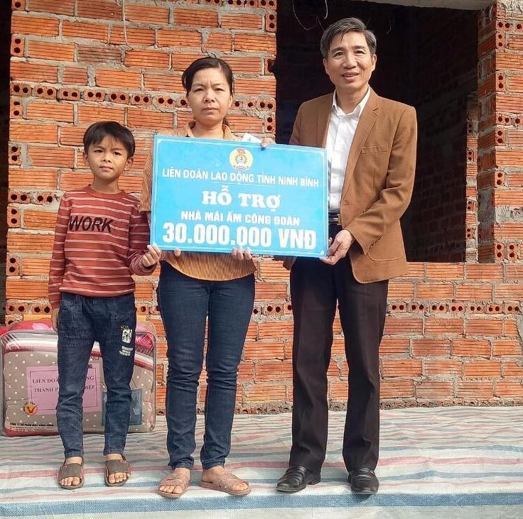 Đại diện lãnh đạo LĐLĐ tỉnh Ninh Bình trao tiền hỗ trợ cho gia đình chị Phạm Thị Trang. Ảnh: NT