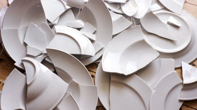 Đập vỡ đĩa ở Đan Mạch được cho là cách đón chào năm mới lạ lùng nhất. Ảnh: Getty