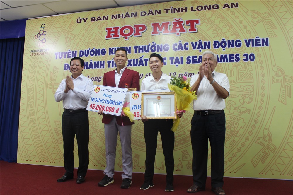 Hai vận động viên Long An đoạt huy chương vàng SEA Games 30 được khen thưởng xứng đáng. Ảnh: K.Q