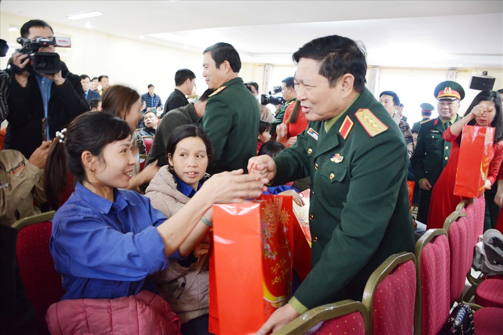 Bộ trưởng Bộ Quốc phòng Ngô Xuân Lịch tặng quà công nhân lao động. Ảnh: D.H