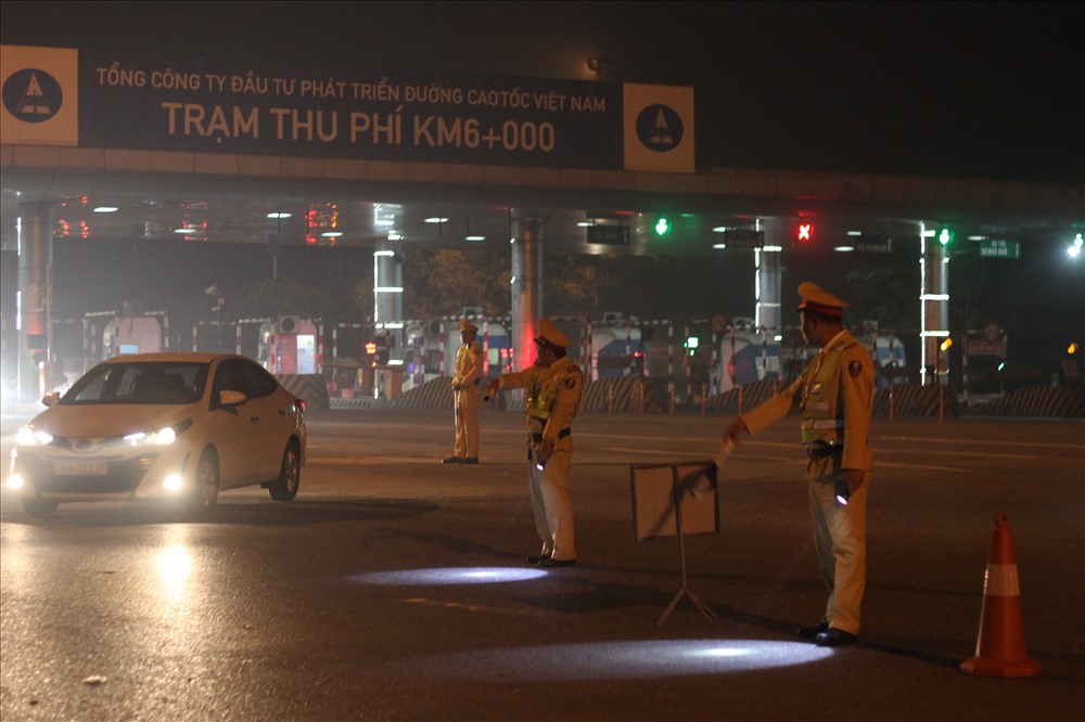 Theo đó, đơn vị triển khai toàn bộ lực lượng tăng cường kiểm tra và xử lý nghiêm những hành vi vi phạm như điều khiển phương tiện sử dụng bia rượu và nồng độ cồn quá mức cho phép.