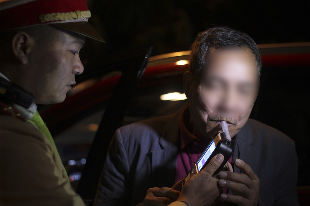 Tại Km6 cao tốc Nội Bài - Lào Cai, lực lượng cảnh sát giao thông đã tiến hành kiểm tra nhiều tài xế. Các tài xế sẽ được test nhanh nồng độ cồn qua máy đo.