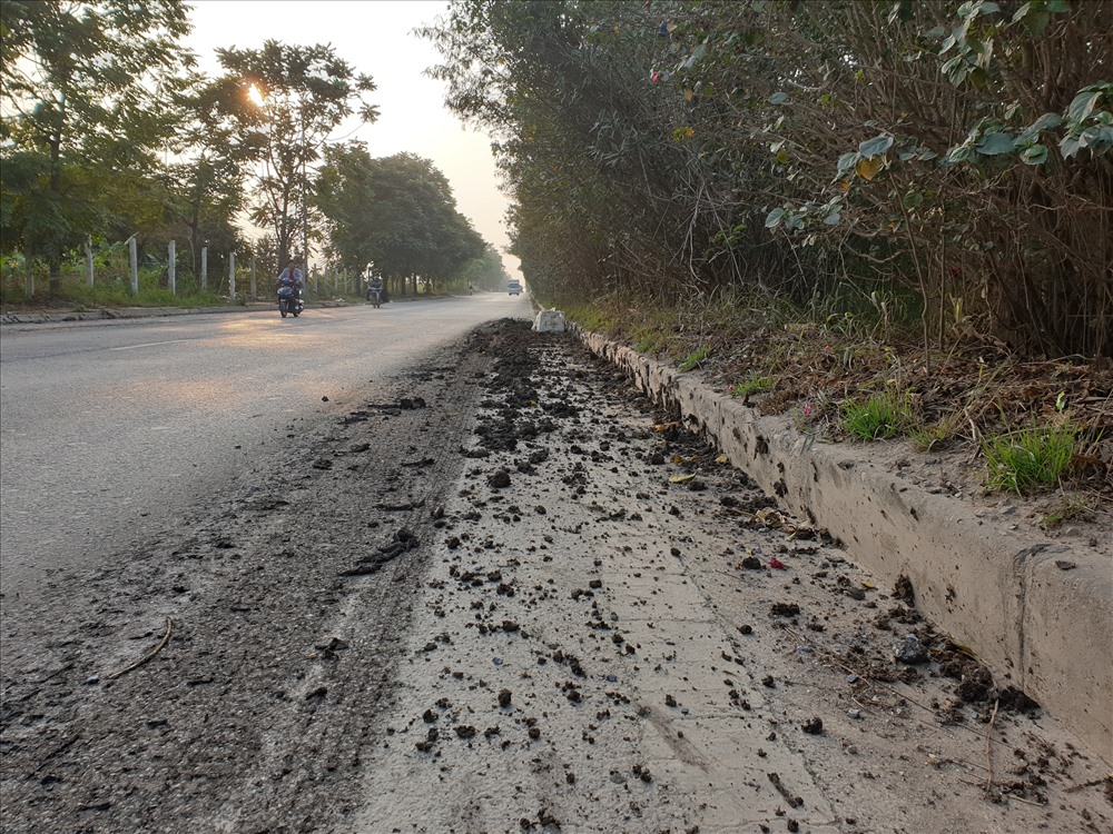 Xe tải rơi vãi bùn đất trên tuyến Đại lộ Thăng Long. Ảnh: TG